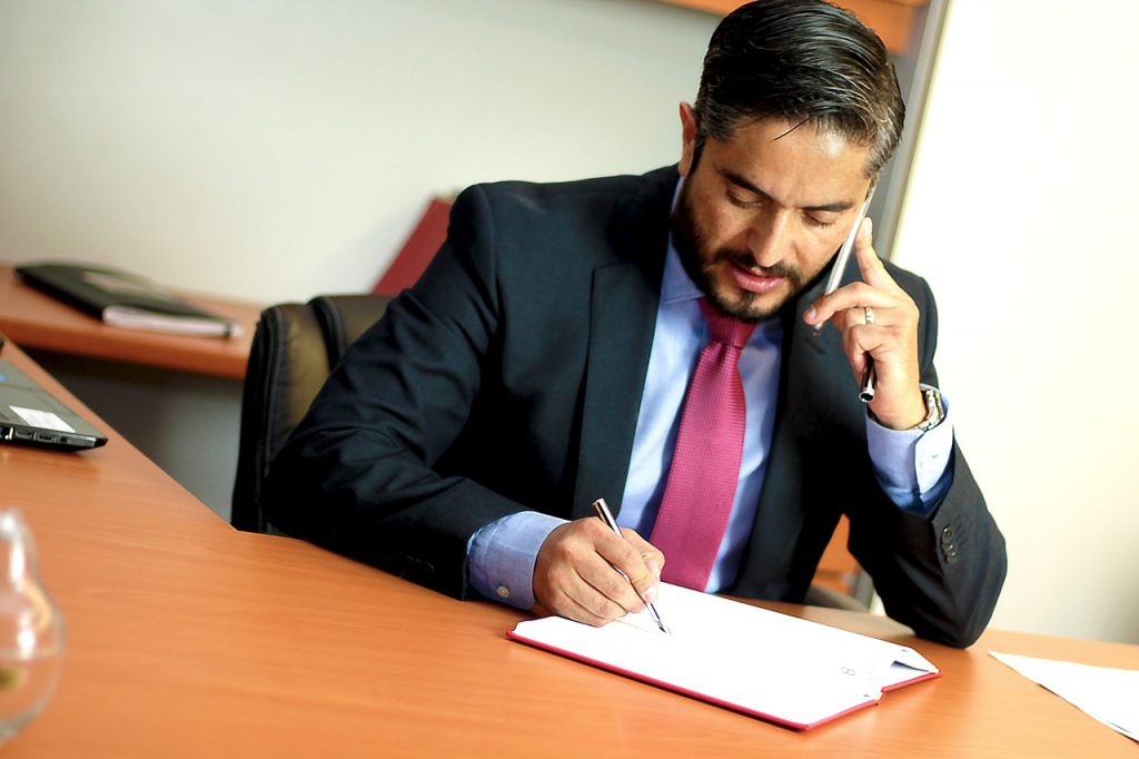 Mediador hablando por telefono