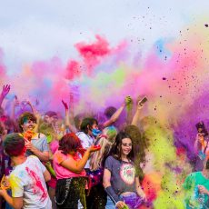 Cómo conseguir artículos para celebración en la mitad de tiempo